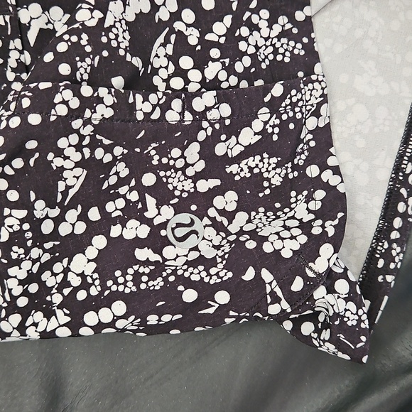 Lululemon Speed Shorts Paisley Black & White   sz 4 - Picture 4 of 8